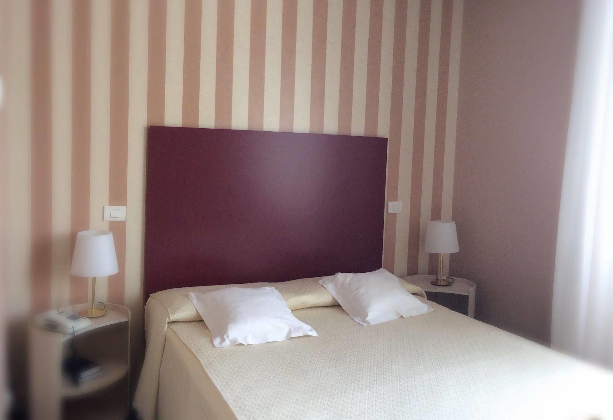 Hotel Colombia Milan Bagian luar foto